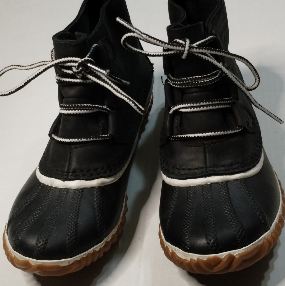 Sorel out and about leather casual boot waterproof size 7